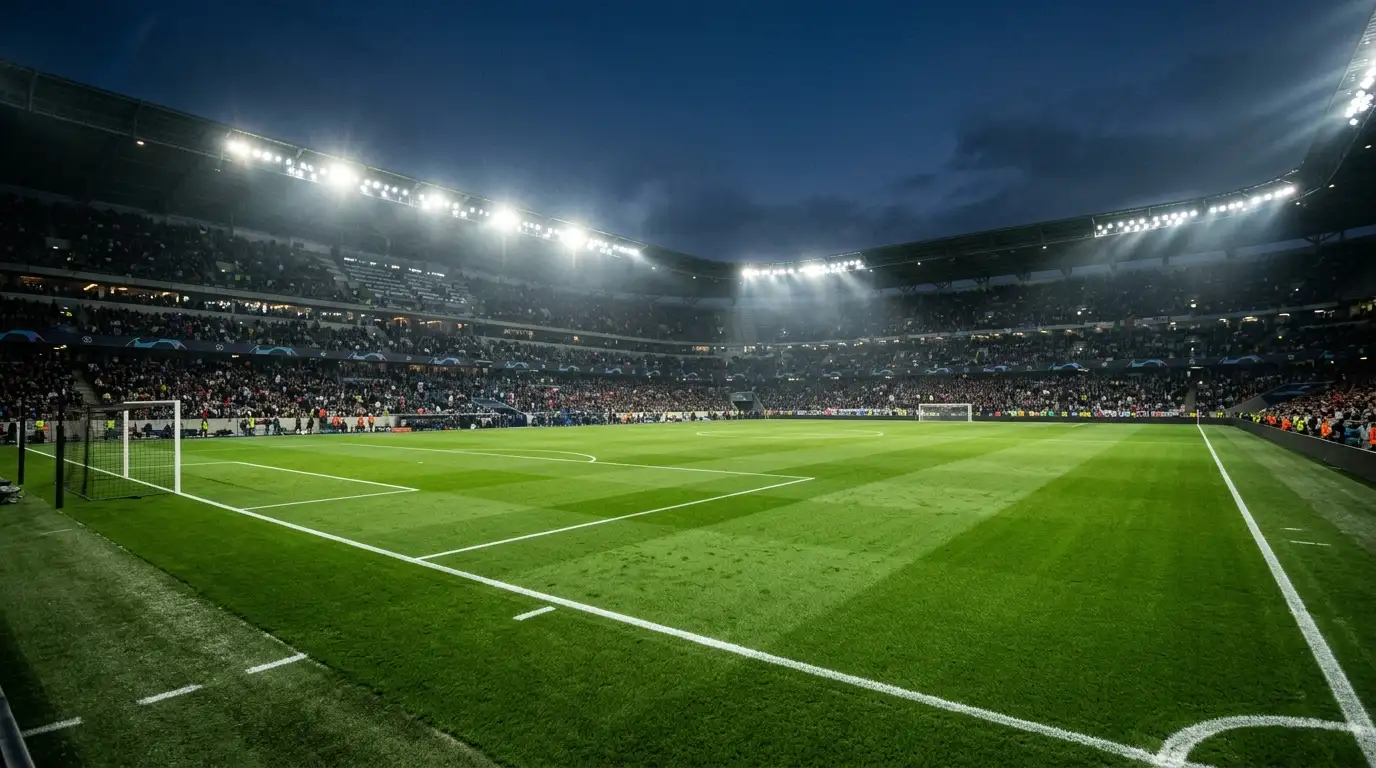 Stadionrasen bei Flutlicht kurz vor dem Anpfiff eines Abendspiels
